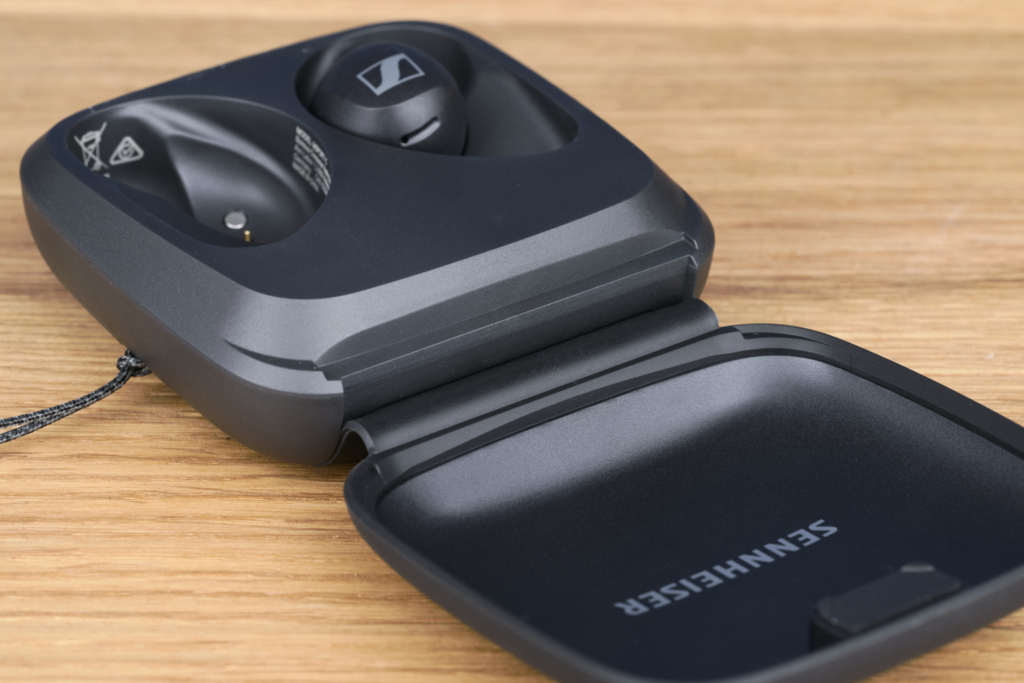 Sennheiser Momentum Sport – Case Detail Scharnier