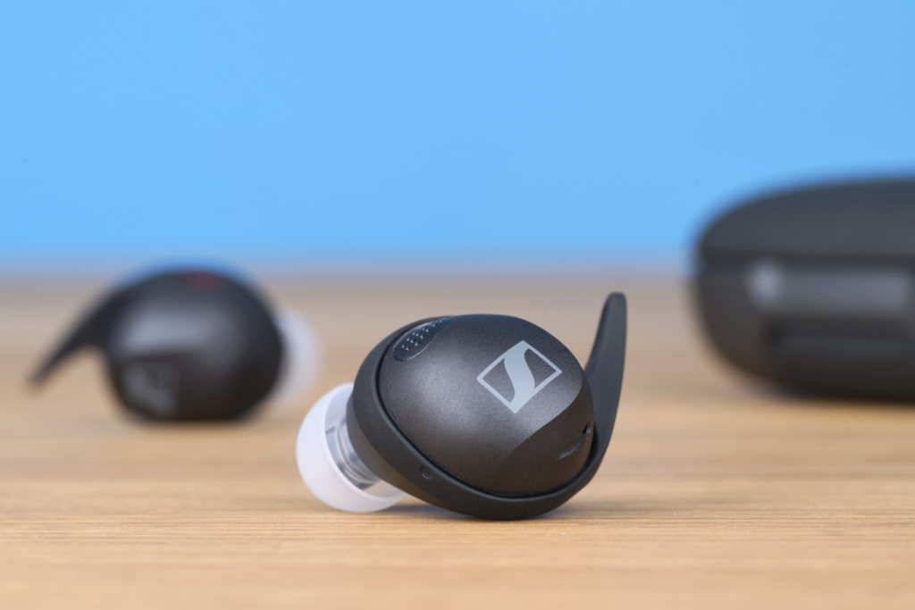 Sennheiser Momentum Sport – Beide Buds vor Case