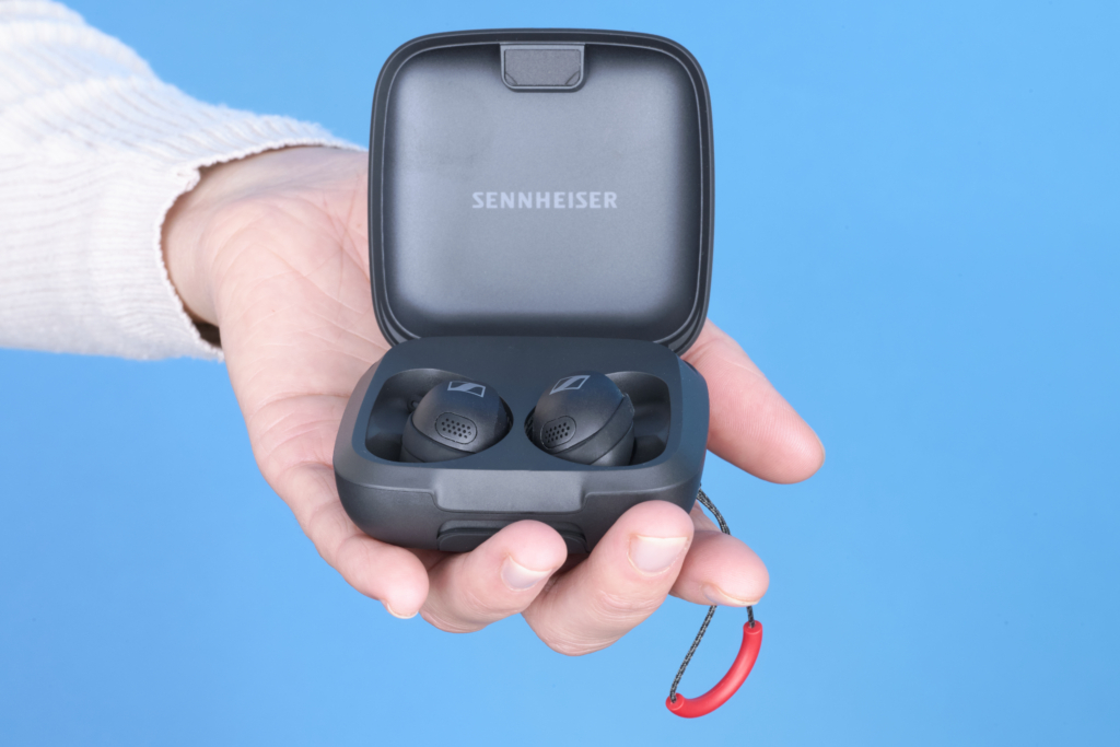 Sennheiser Momentum Sport – Case in der Hand