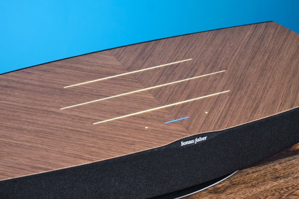 Sonus Faber Omnia Oberfläche schräg