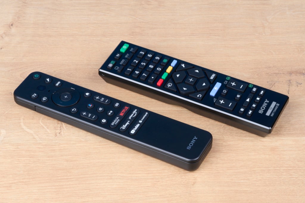 Zwei Fernbedienungen Sony-OLEDs