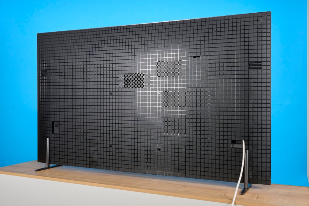Sony Bravia 8 Rückseite mit Abdeckung und Kabel