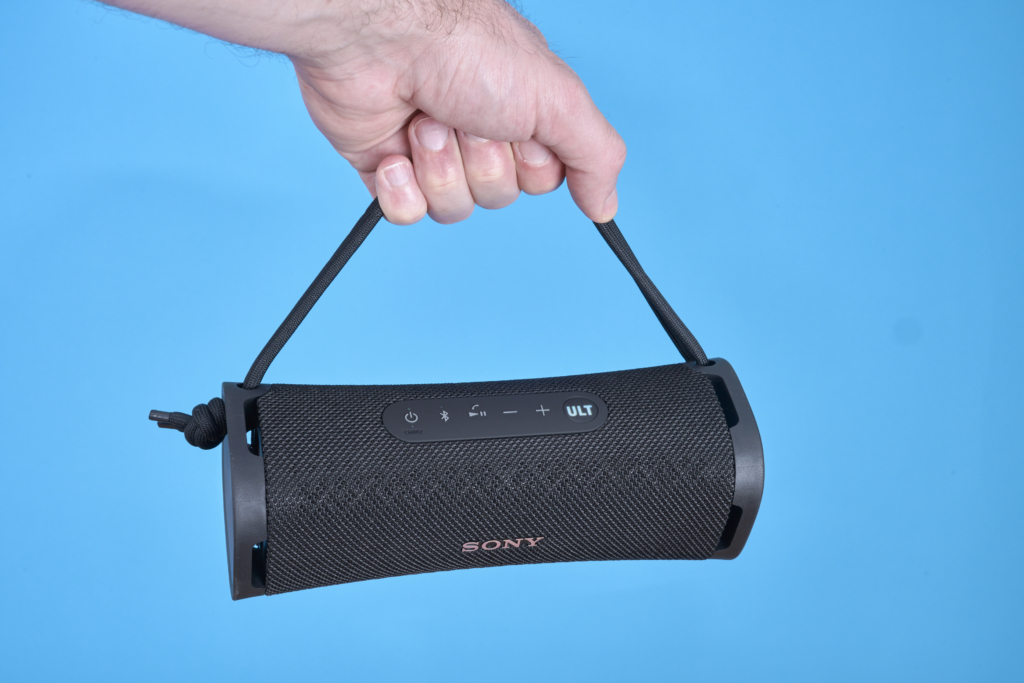 Sony Ult Field 1 Test Trageschlaufe in der Hand