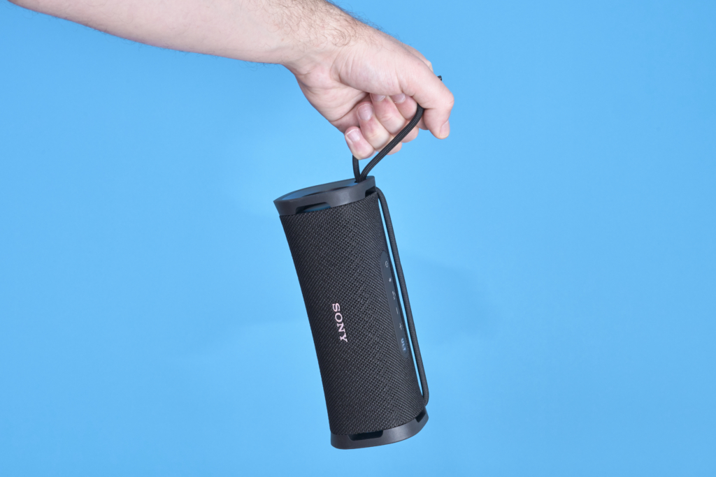 Sony Ult Field 1 Test Trageschlaufe in der Hand