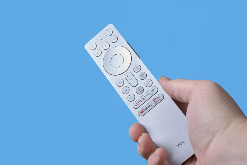 Fernbedienung des TCL C855 in Hand