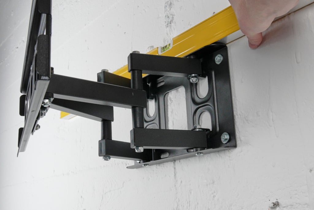 Überprüfen der Halterung an der Wand