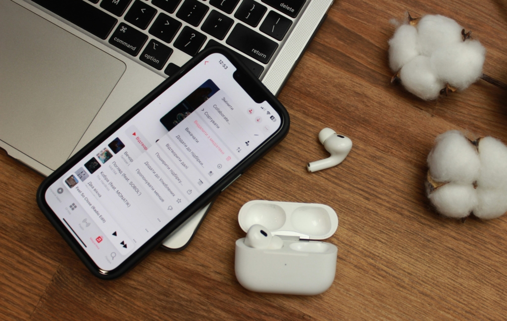 AirPods Pro auf Tisch
