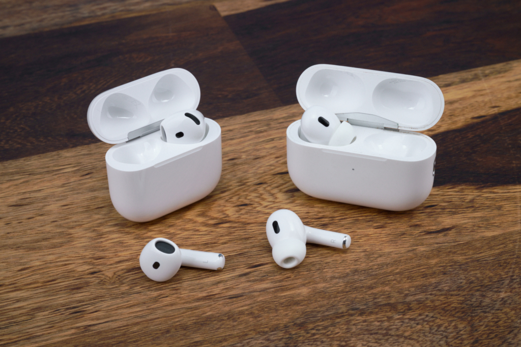 AirPods-Modelle nebeneinander
