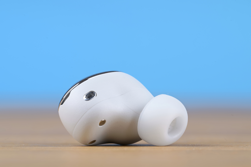 Ein Hörer der JBL Live Buds 3