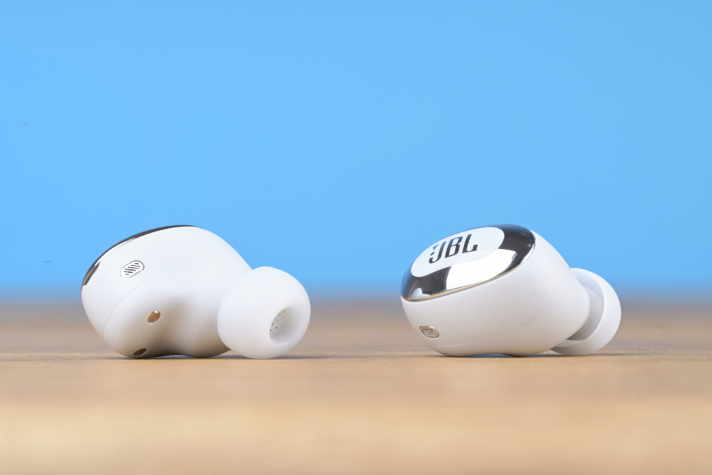 Zwei Hörer der JBL Live Buds 3