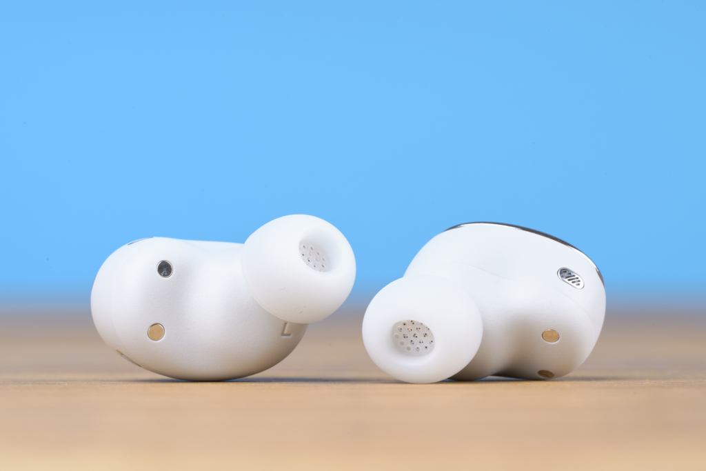 Zwei Hörer der JBL Live Buds 3