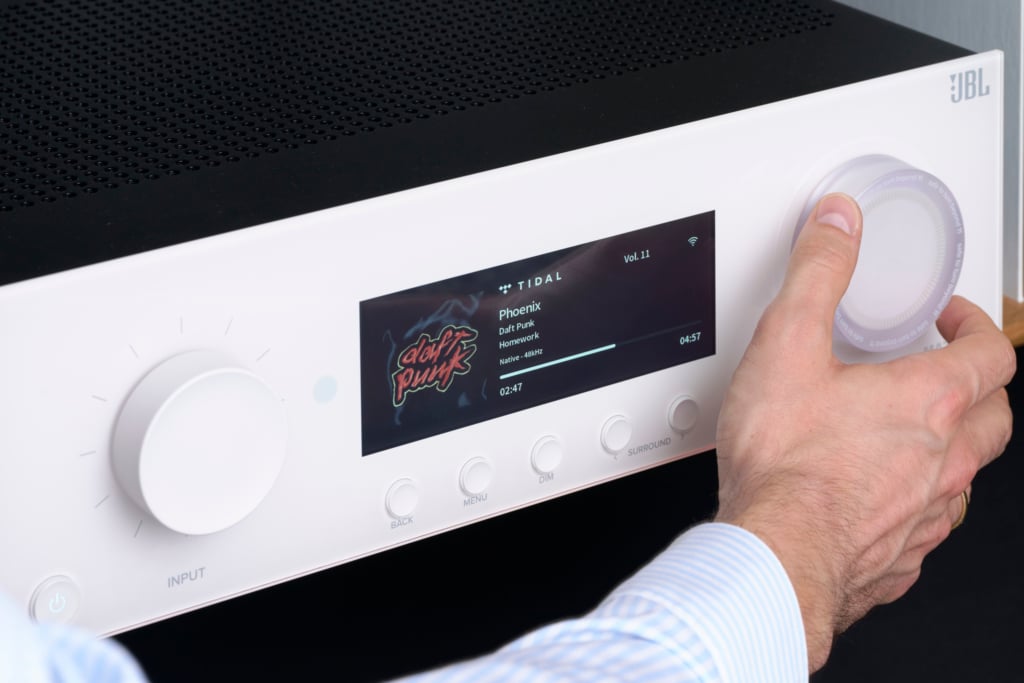 Vitus bedient den JBL MA7100HP