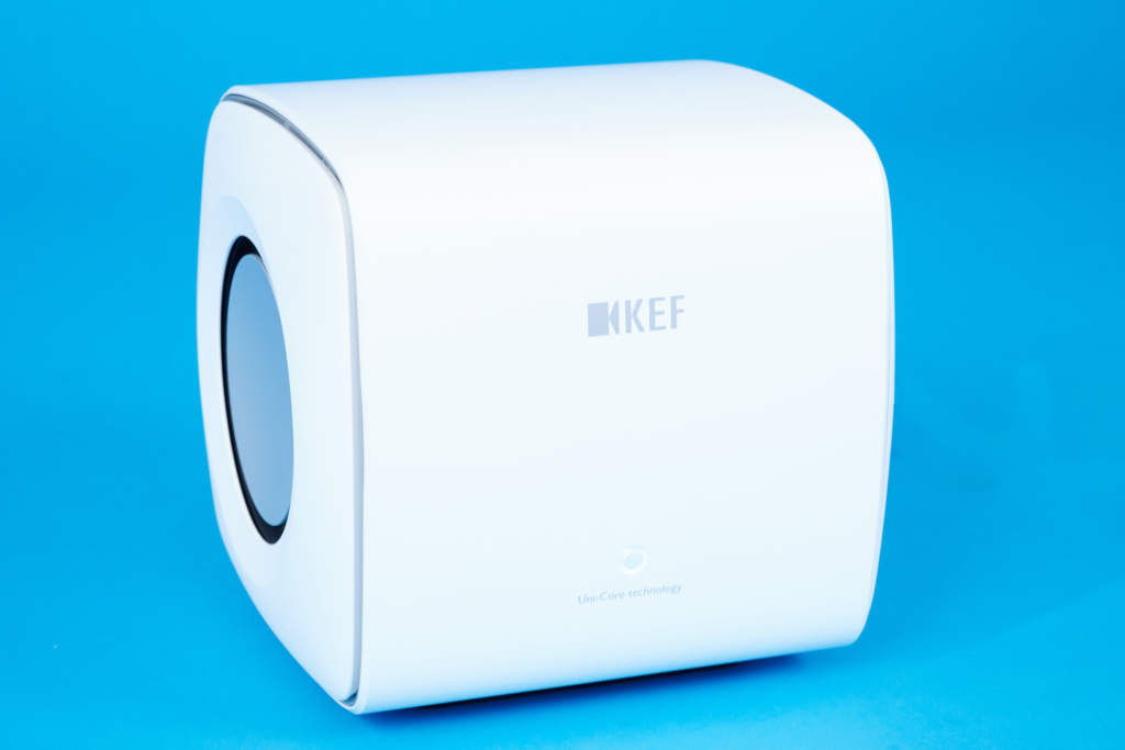Subwoofer des Atmos-Sets KEF R5 Meta