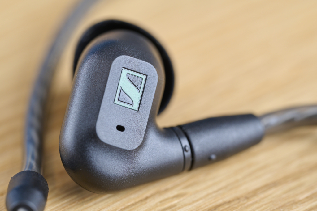 IEM vs. TWS | Sennheiser IE200
