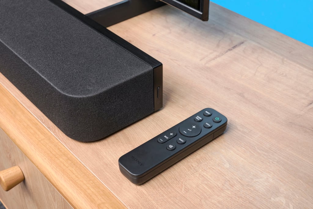 Soundbar und Fernbedienung auf Tisch