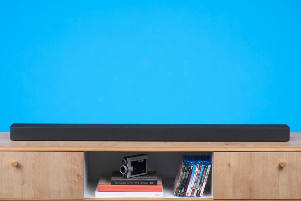 Soundbar komplett auf TV-Lowboard