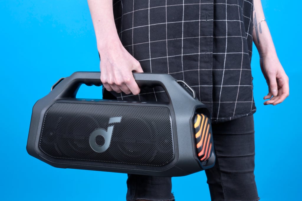Soundcore Boom 2 Plus Test | Redakteur mit Lautsprecher in der Hand