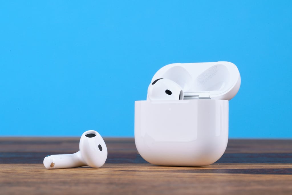 Apple AirPods 4 – Neben dem Case