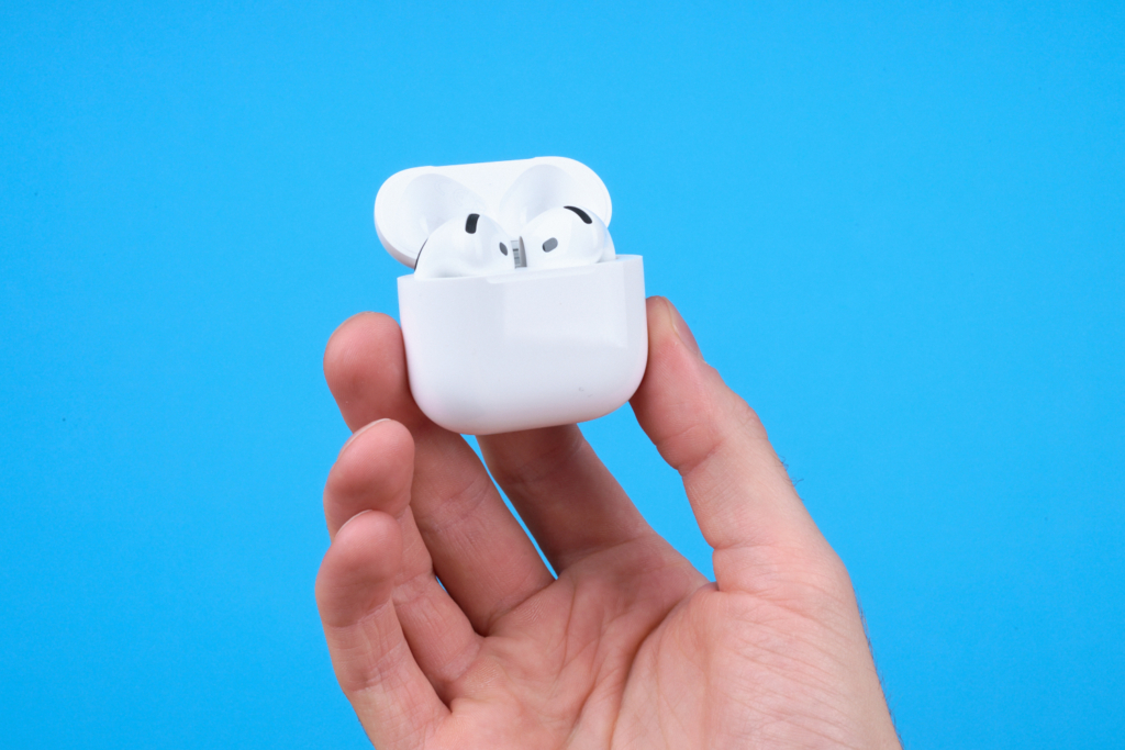 Apple AirPods 4 – In der Hand