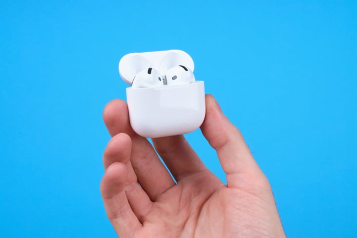 Apple AirPods 4 – In der Hand