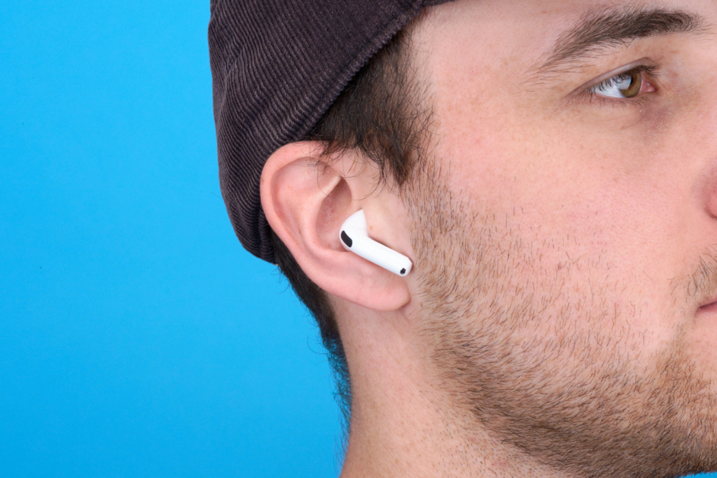 Apple AirPods 4 – Im Ohr