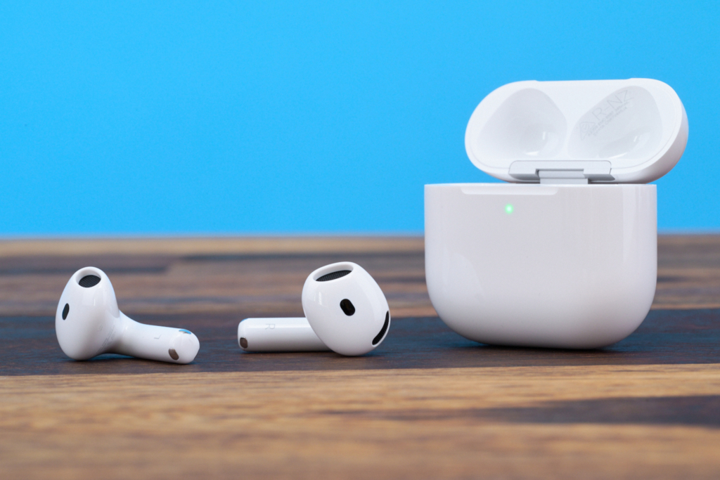 Die AirPods 4 neben dem Case