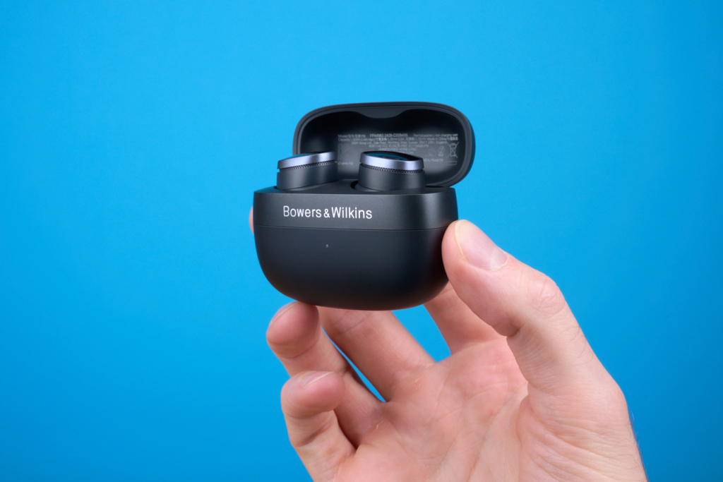 Bowers & Wilkins Pi8 – In der Hand
