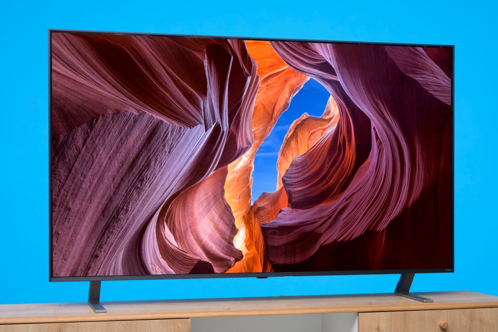LG QNED85 Schrägansicht von links