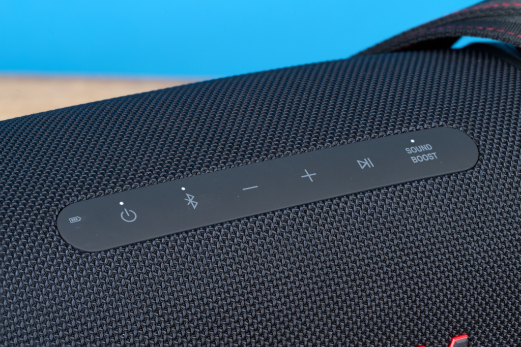 LG Xboom Go DXG8T Test | Detailaufnahme Knöpfe