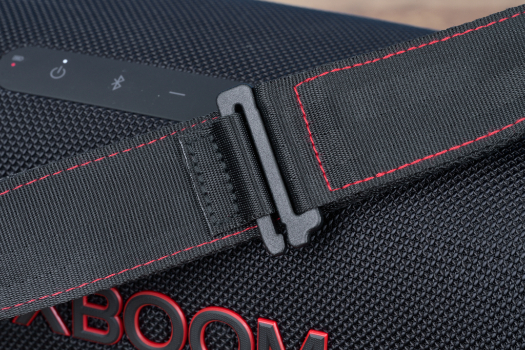 LG Xboom Go DXG8T Test | Gurt Detailaufnahme 