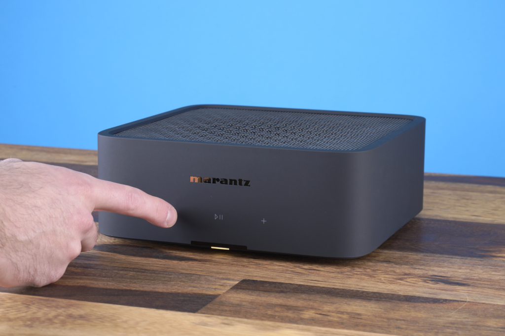 Marantz Model M1 – Bedienung mit Hand