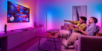 Die Philips Hue Play HDMI Sync Box 8K soll das Gaming immersiver machen.