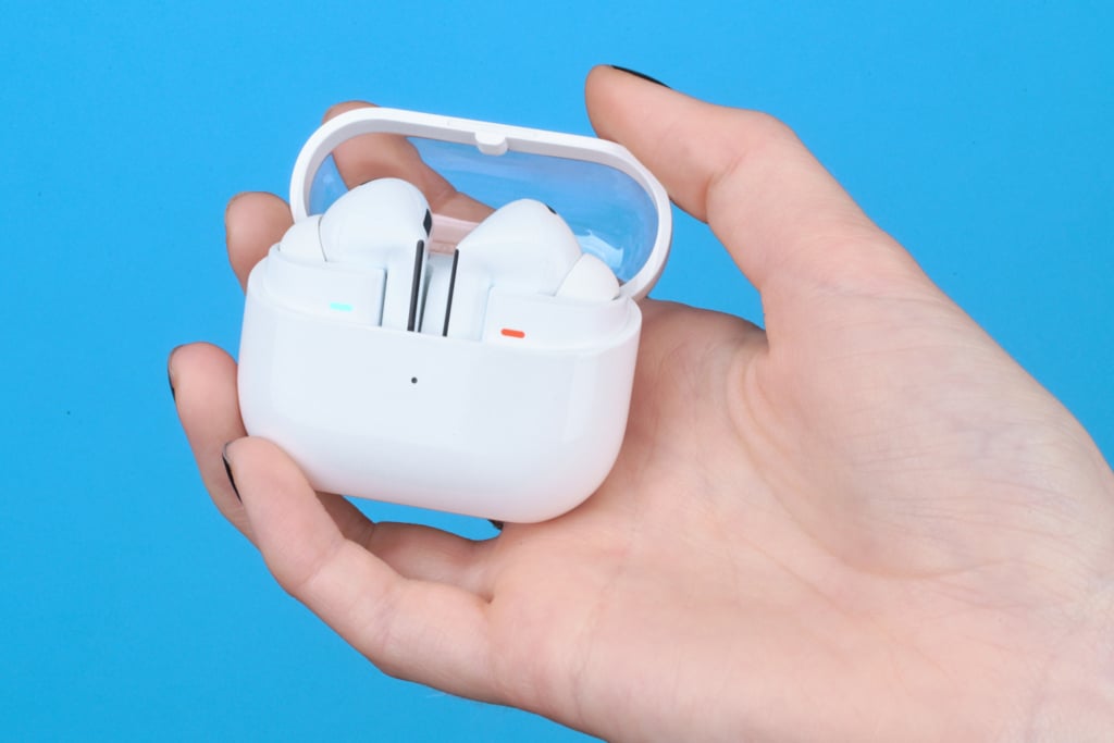 Samsung Galaxy Buds3 Pro – In der Hand