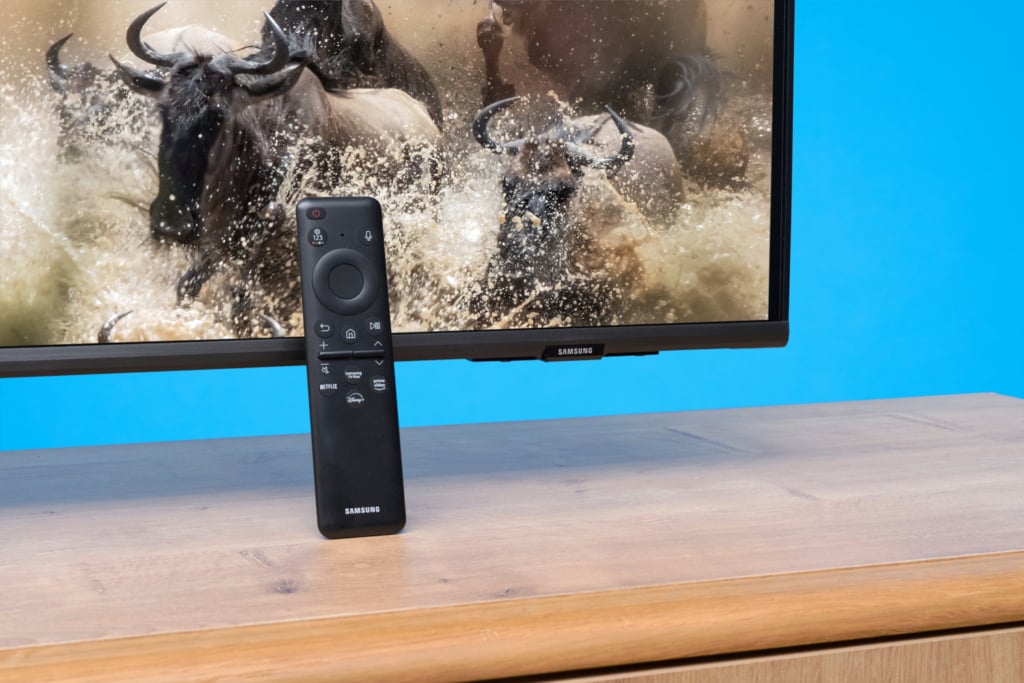 Die Smart Remote von Samsung hat keine Batterien, weil sie sich über ein Solar-Panel mit Energie auflädt.
