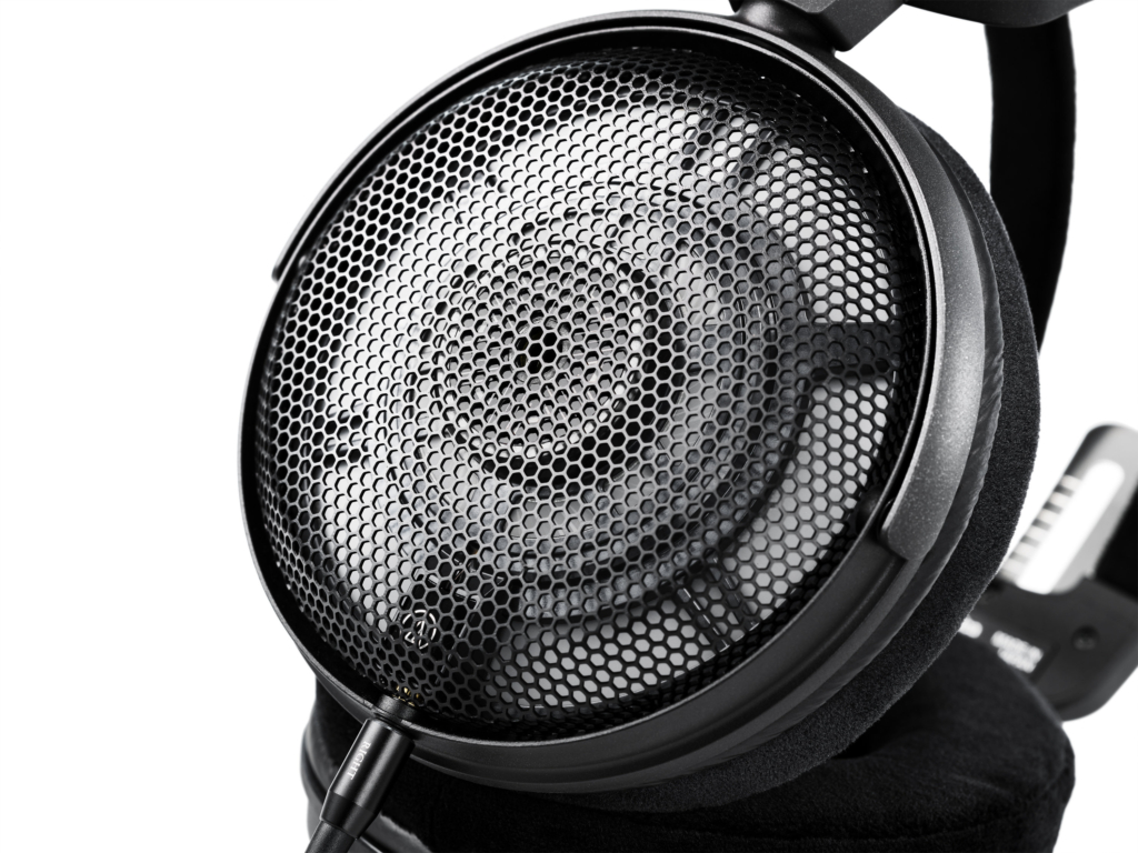 Eine Nahaufnahme der Ohrmuschel der Audio-Technica ATH-ADX3000. 