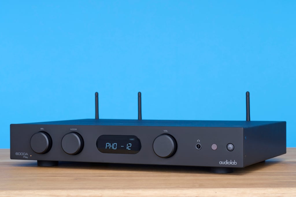 Bester HiFi-Verstärker bis 1.000 Euro Audiolab 6000A Play schräg front