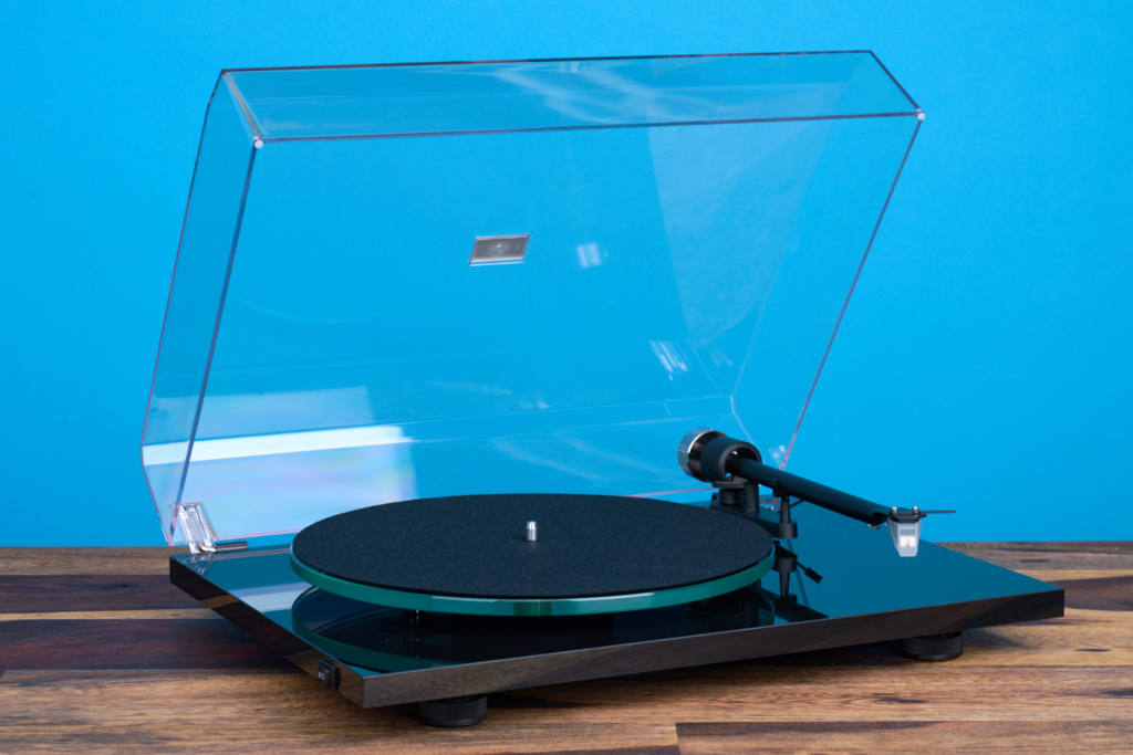 Pro-Ject T2 W schräg mit Abdeckhaube