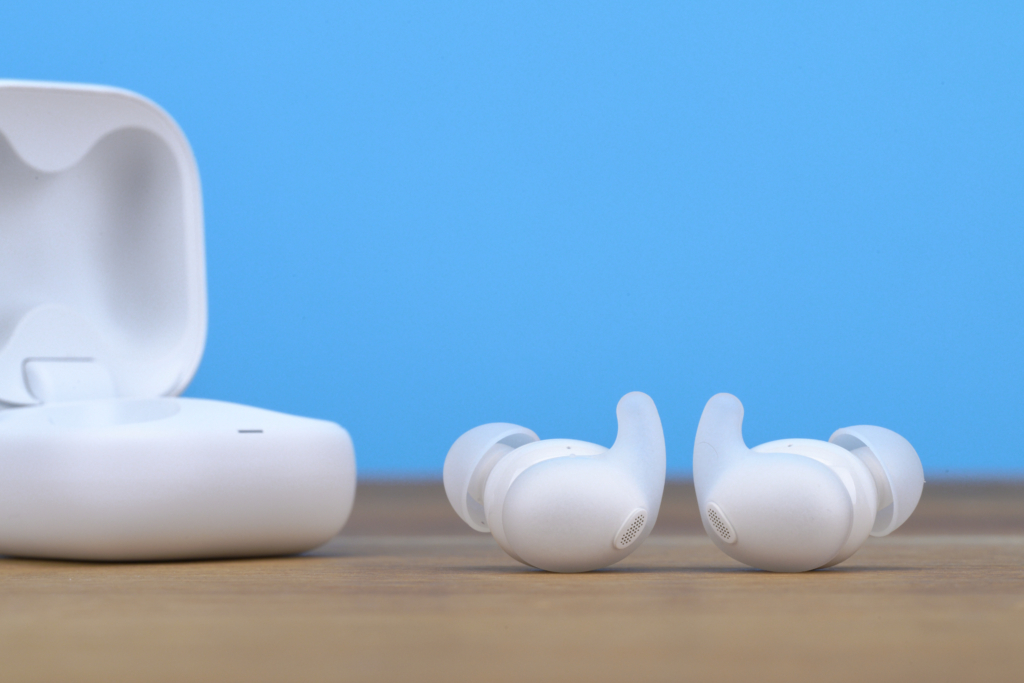 Sony LinkBuds Fit – Buds neben dem Case