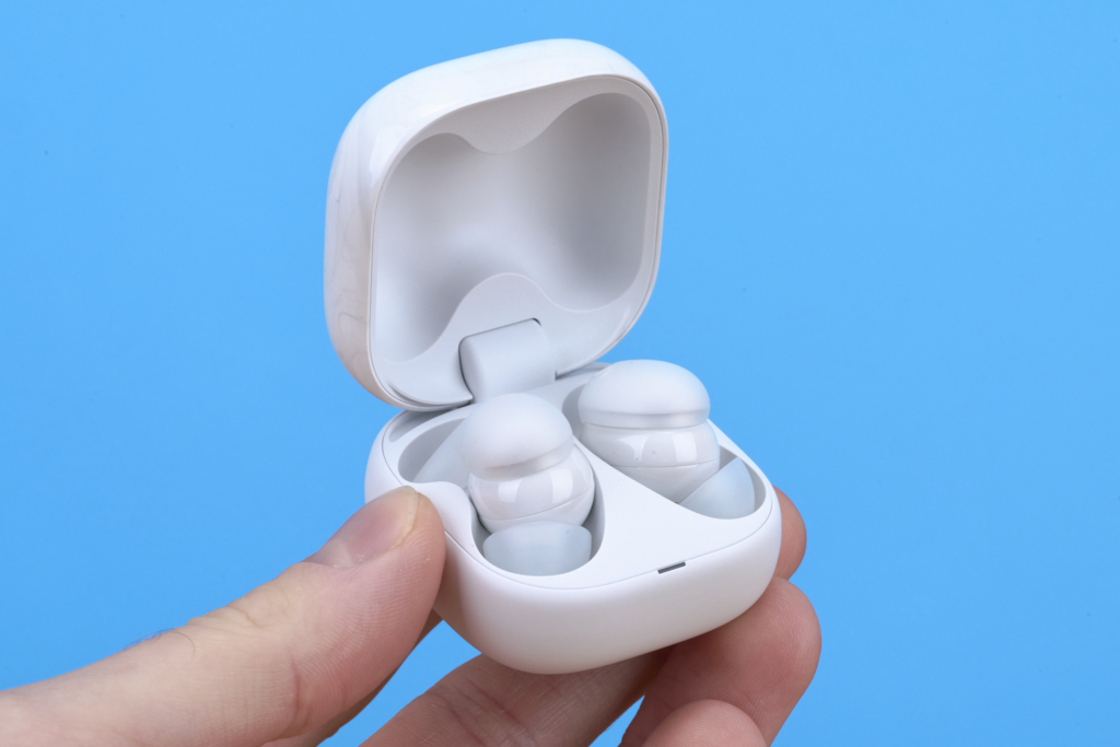 Sony LinkBuds Fit – Case in der Hand