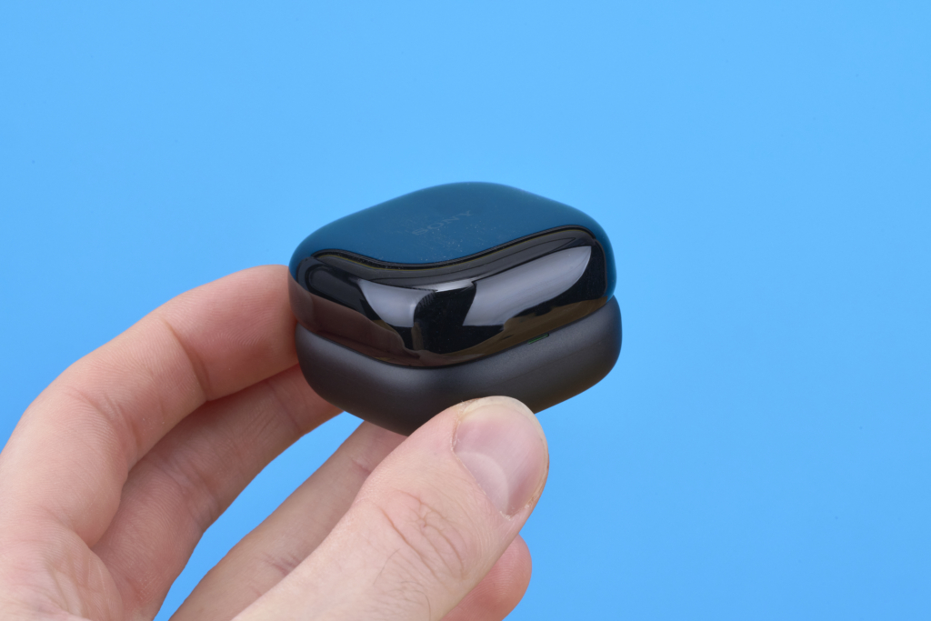 Sony LinkBuds Open – Geschlossenes Case in der Hand