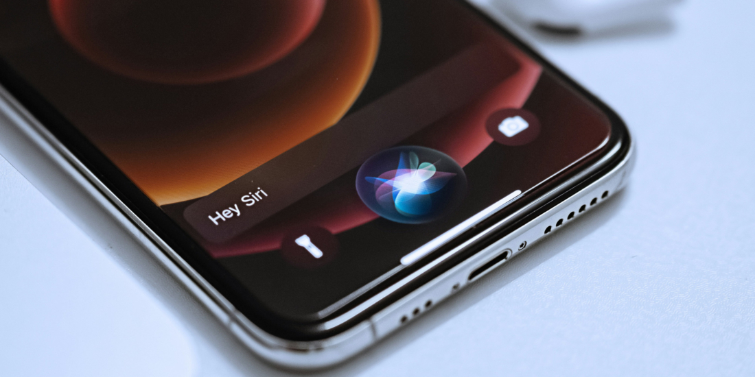 Apple will Siri um KI-Funktionen aufwerten.