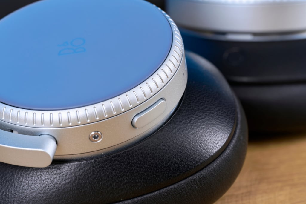Bang und Olufsen Beoplay H100 Test Bedienung am Geraet