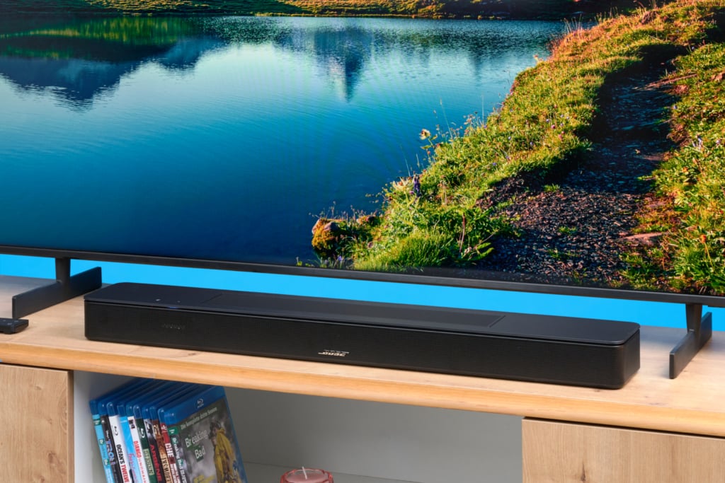 Schrägansicht Bose Smart SOundbar vor Fernseher