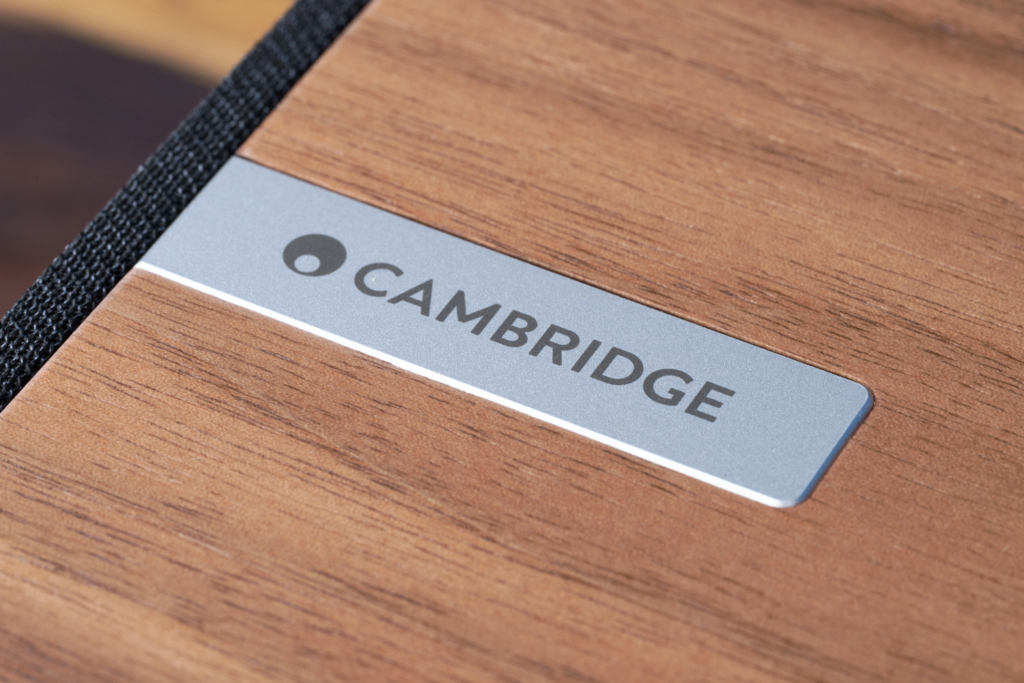 Cambridge Audio Evo One Detail Holzfurnier und Logo
