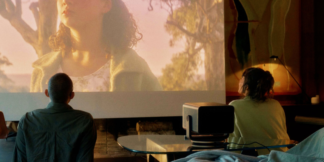 Der Leica Cine Play 1 ist ein neuer Mini-Beamer mit 4K-Auflösung.