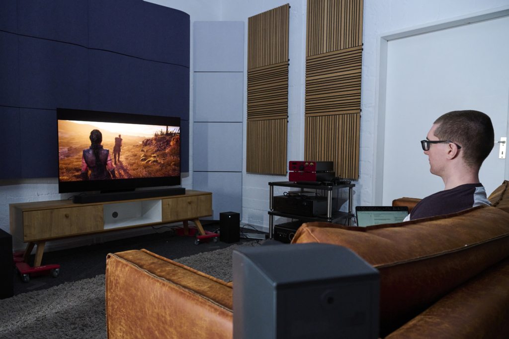 Soundbar-Tester Thorben im Hörtest