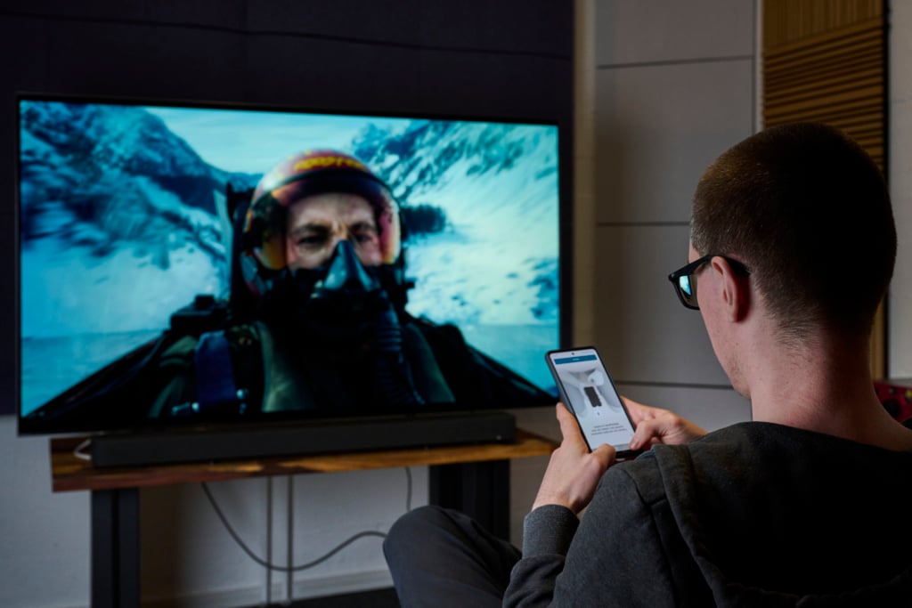 Soundbar-Tester Thorben mit App und Soundbar