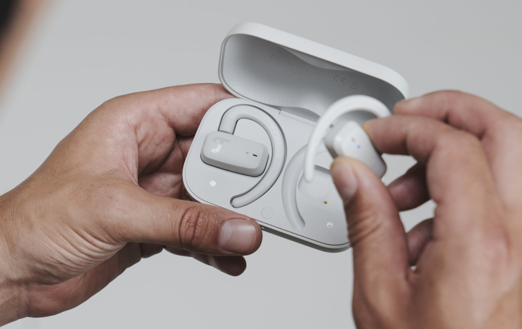 Die Teufel Airy Open TWS kommen mit einem Lade-Case zu dir.