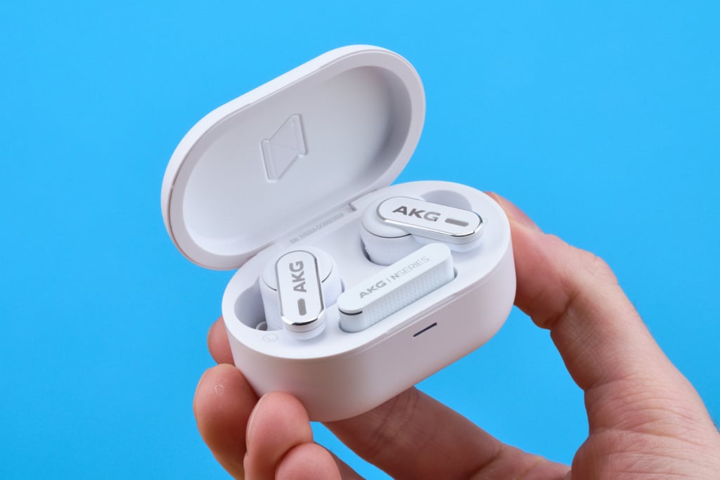 AKG Hybrid N5 – Mit Case in der Hand