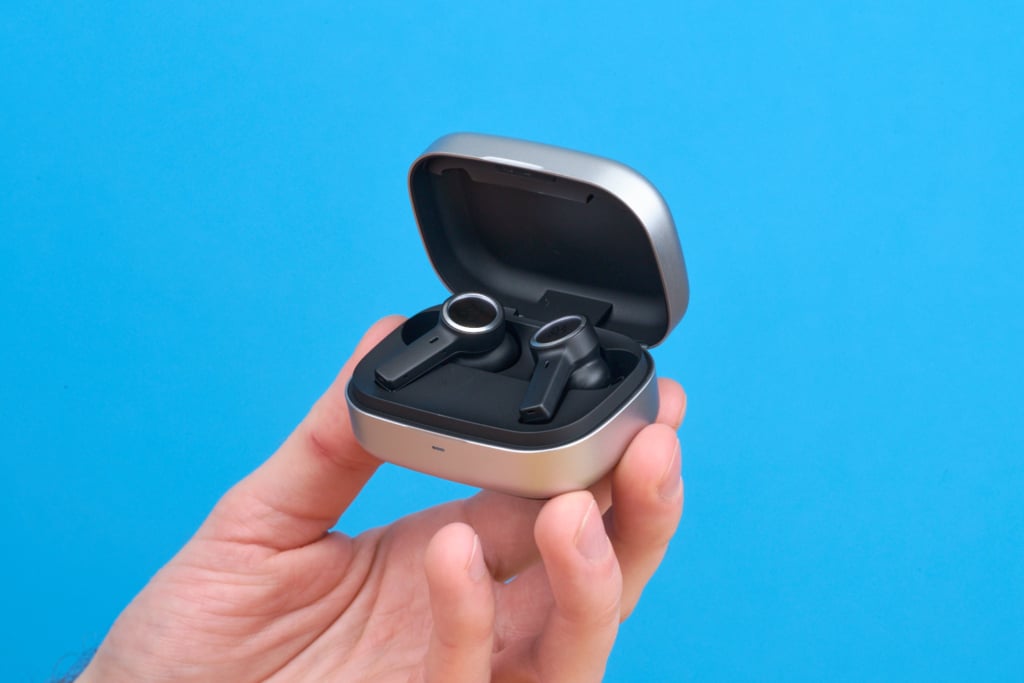 Bang & Olufsen Beoplay Eleven – Case in der Hand
